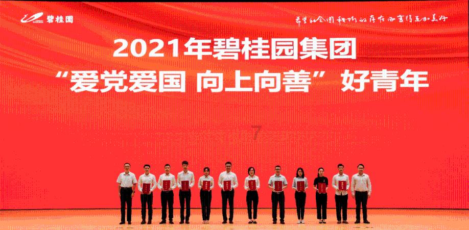 朋友说希望我和他聊天不要太拘谨，我该怎么回复他？游戏画面